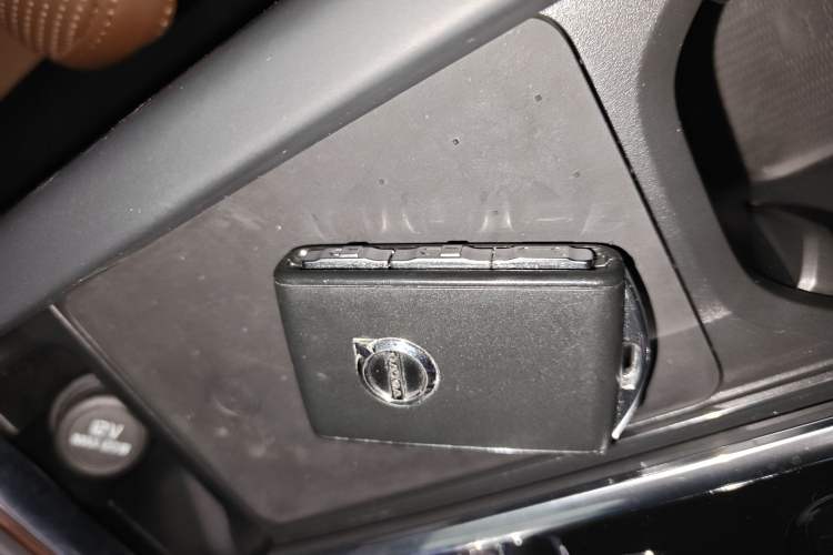 Used Volvo XC60 New Energy 2025 Plug-in Hybrid Long-Range All-Wheel Drive Smart Luxury Edition
