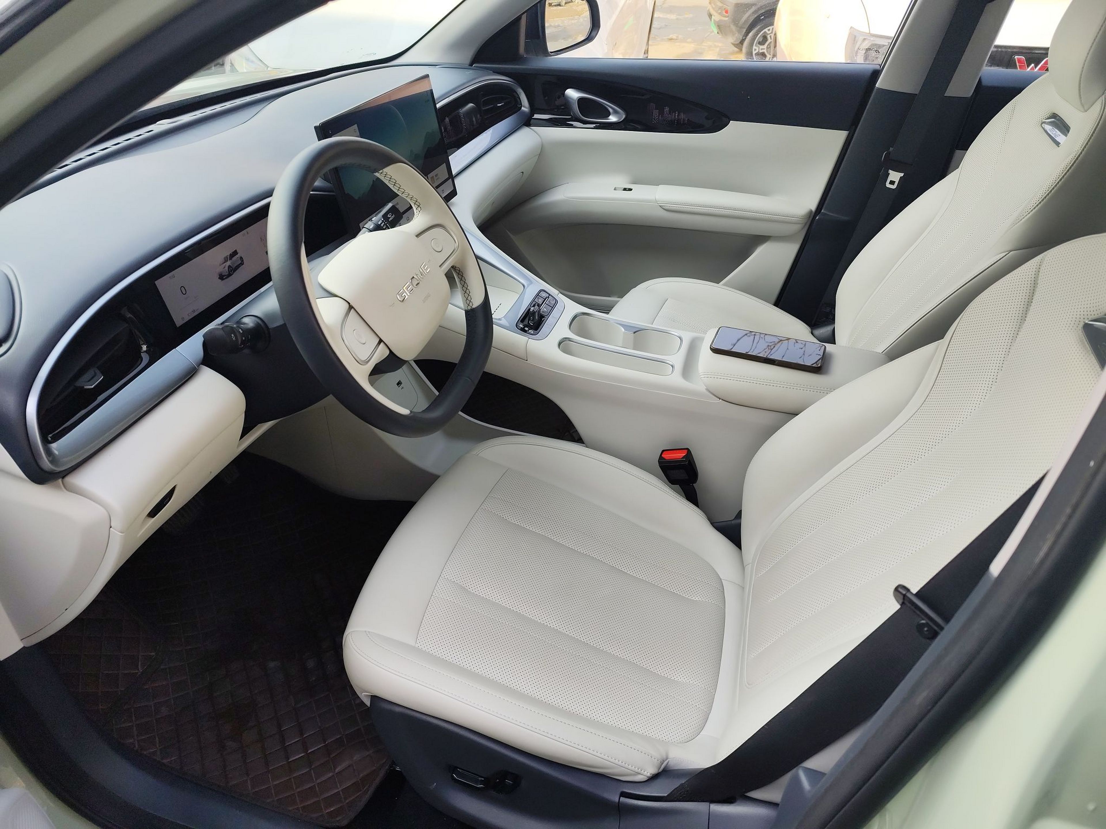 Переднее сиденье в автомобиле