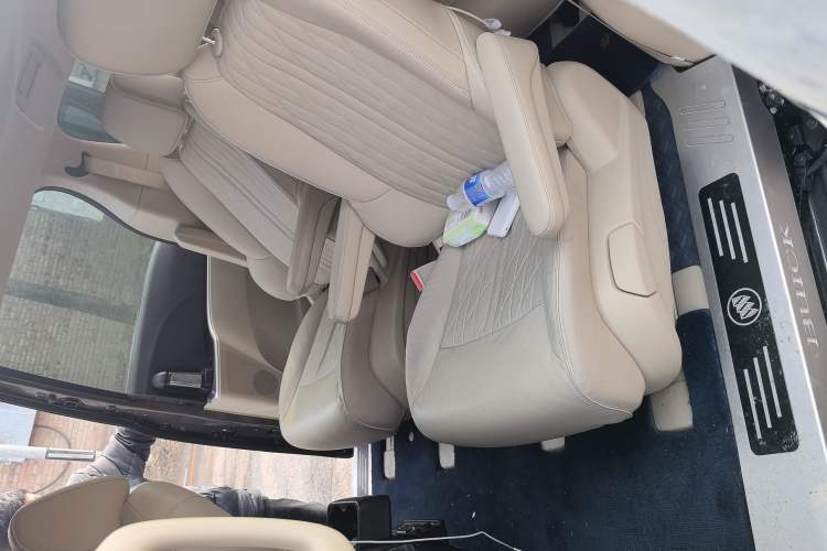 Used Buick GL8 2023 Facelifted Land Cruiser Executive Luxury Version
