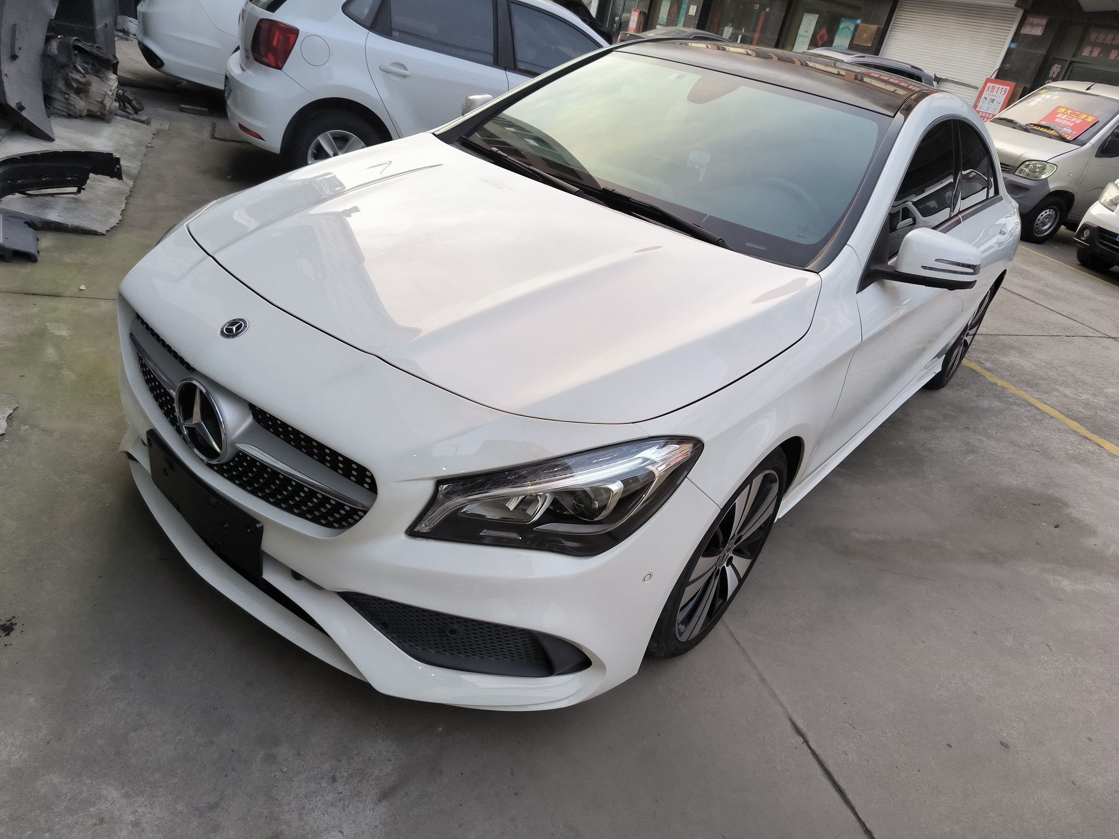 تحت مقدمة السيارة