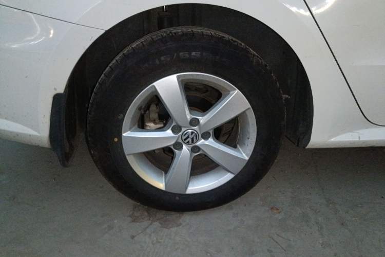 Used Volkswagen Gran Lavida 2013 1.6L Manual Fashion Model
