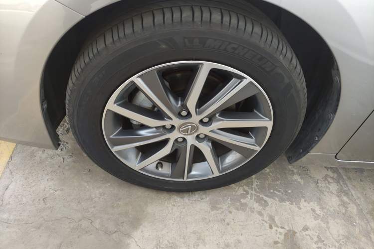 Used Lexus ES 2015 300h Comfort Edition
