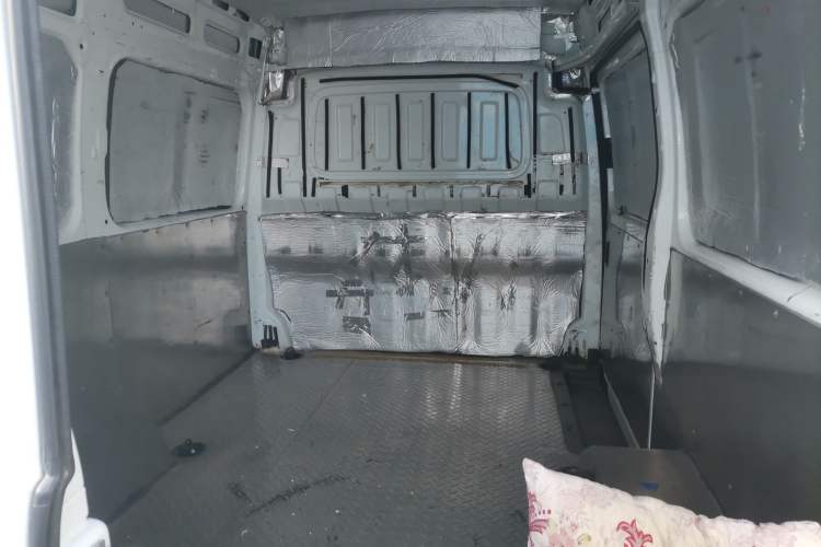 Used SAIC MAXUS Xintu V80 2021 2.0T Manual Classic City Delivery King Short Wheelbase Mid-Roof Design 3 Seats