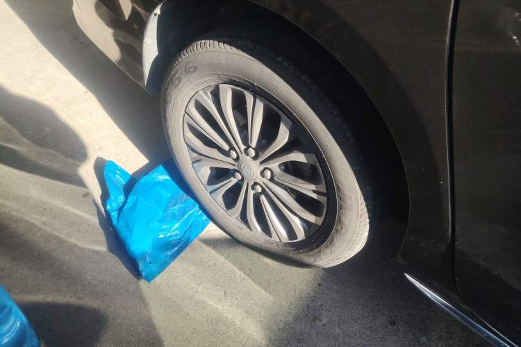 Used Buick GL8 2023 Facelifted Land Cruiser Executive Luxury Version
