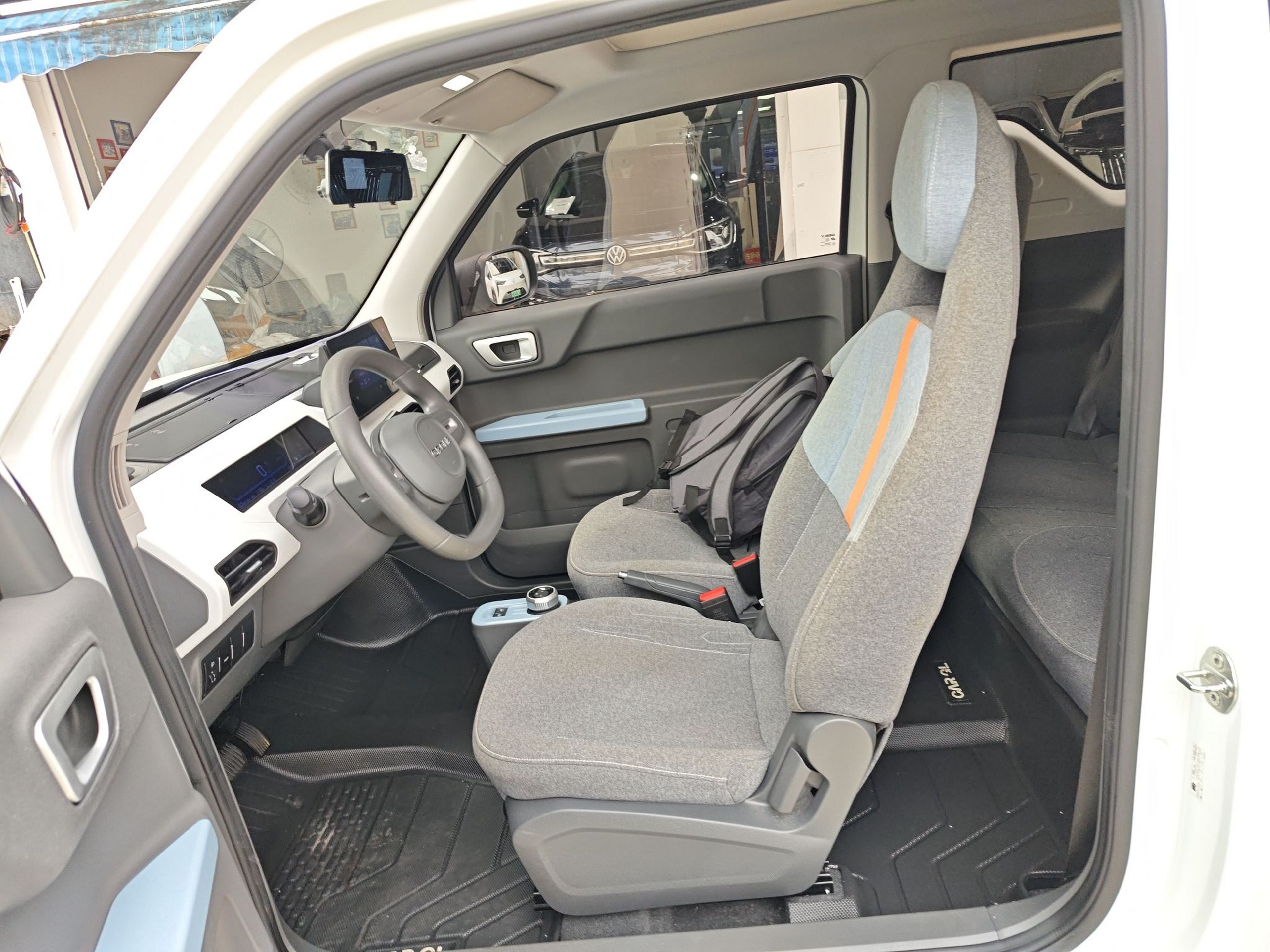 Переднее сиденье в автомобиле