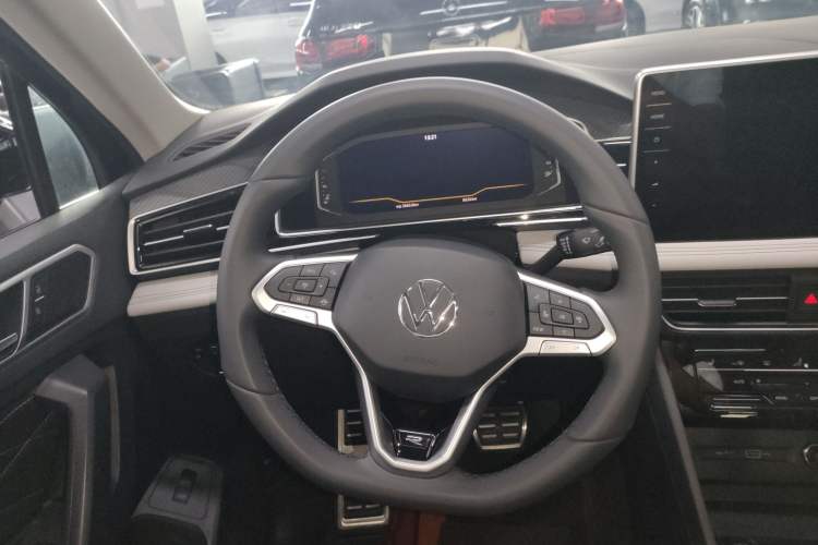 Used Volkswagen Tiguan L 2024 Outstanding Model 330TSI Automatic Two-Wheel Drive R-Line Dragon Glory Edition
