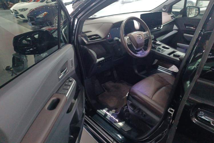 Used Toyota Sienna 2023 2.5L Hybrid Platinum Edition