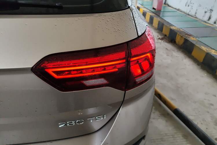 Used Volkswagen T-ROC 2021 280TSI DSG Two-Wheel Drive Comfort Connect Edition