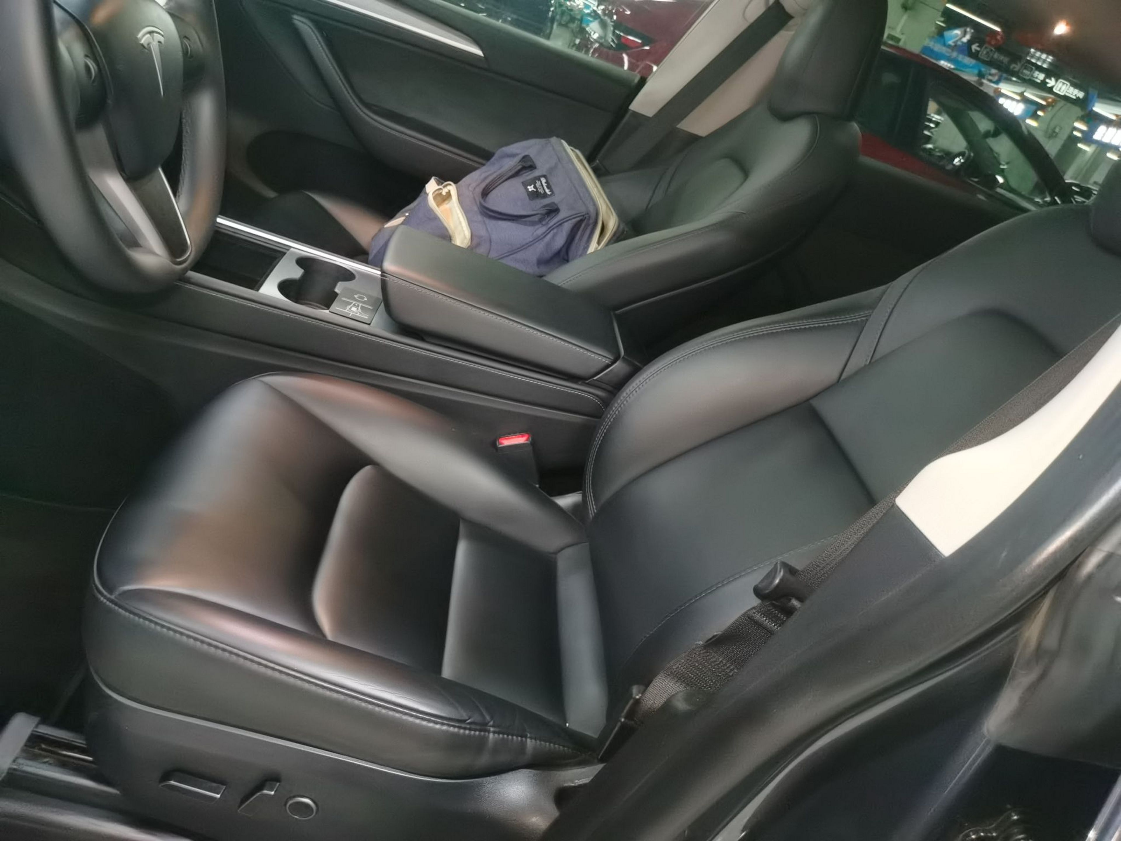 Переднее сиденье в автомобиле