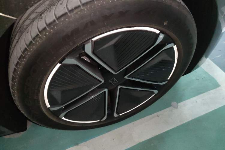 Used  12 2023 700 Three-Laser Rear-Wheel Drive Luxury Edition
