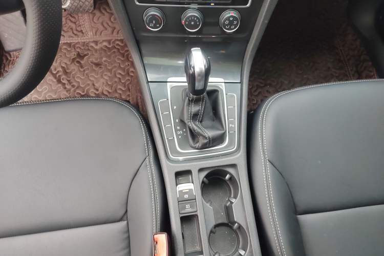 Used Volkswagen Golf 2017 1.6L Automatic Comfort Million-Vehicle Anniversary Edition
