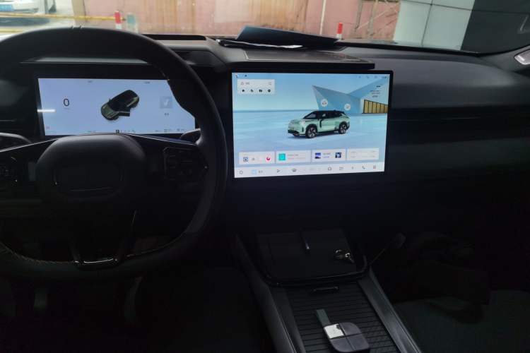 Used Lynk & Co 08 EM-P 2025 220 km All-Wheel-Drive Performance Halo