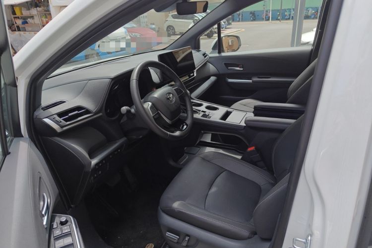 Used Toyota Sienna 2024 2.5L Hybrid Ultimate Edition
