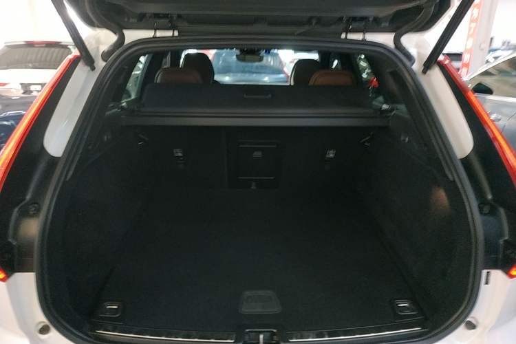 Used Volvo XC60 2023 B5 4x4 Smart Luxury Edition
