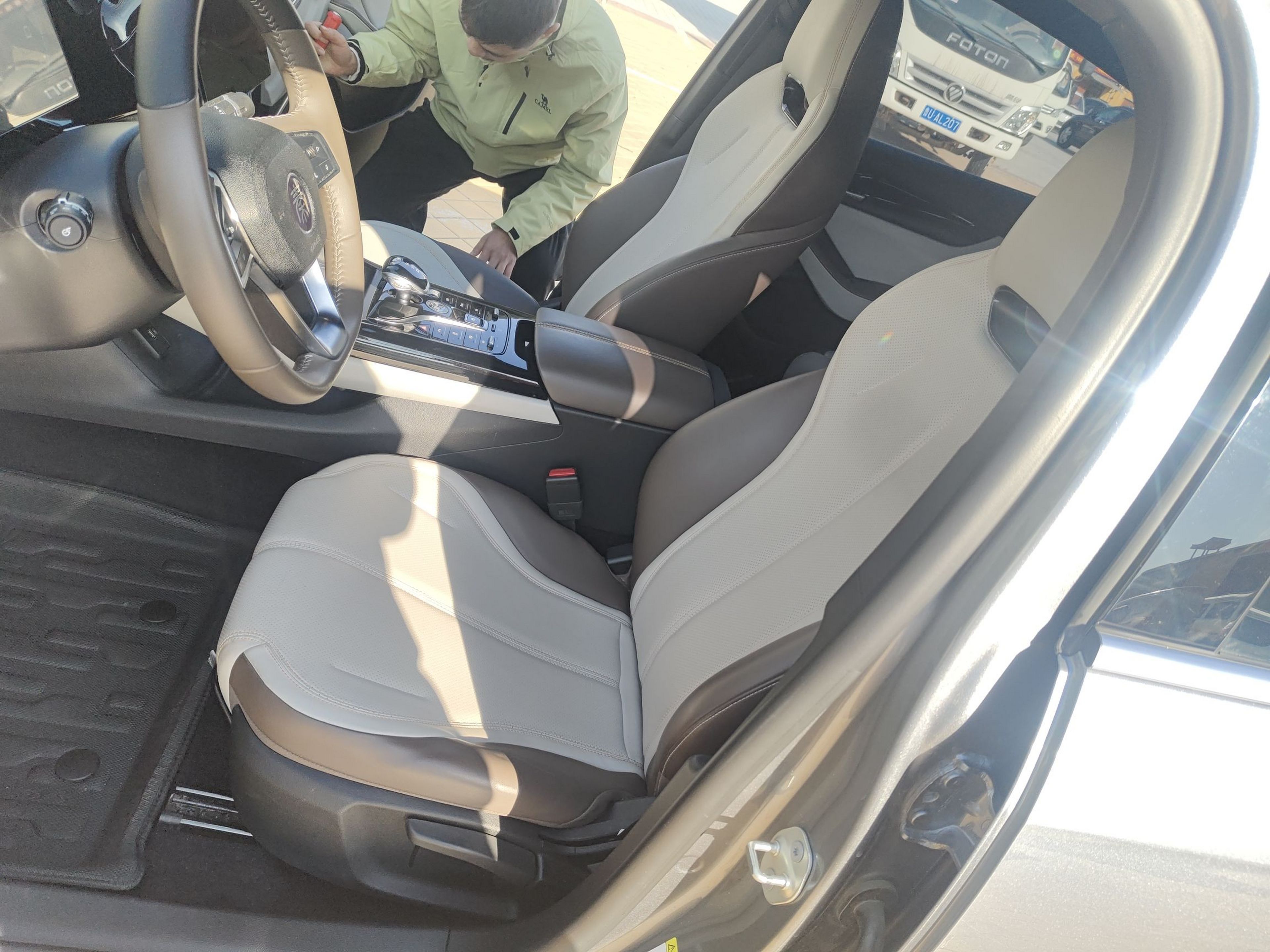 Переднее сиденье в автомобиле