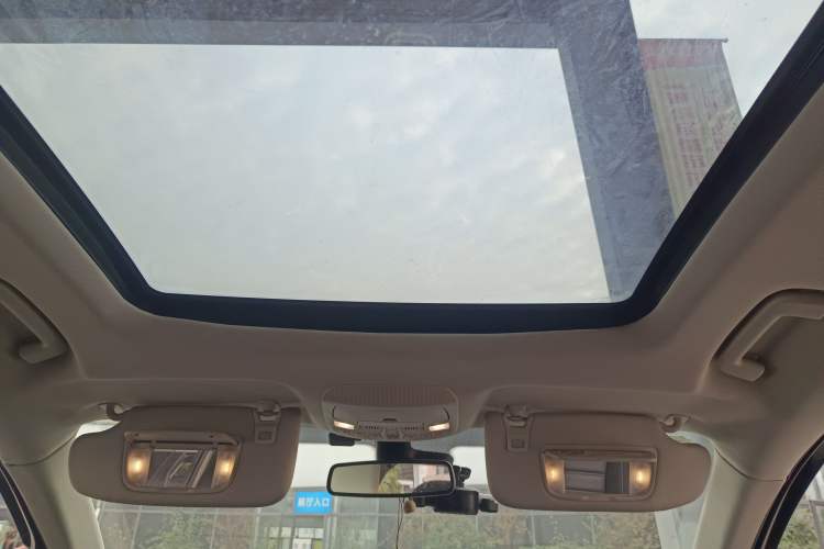 Used Ford Edge 2015 2.0T GTDi Two-Wheel-Drive High-Line Version
