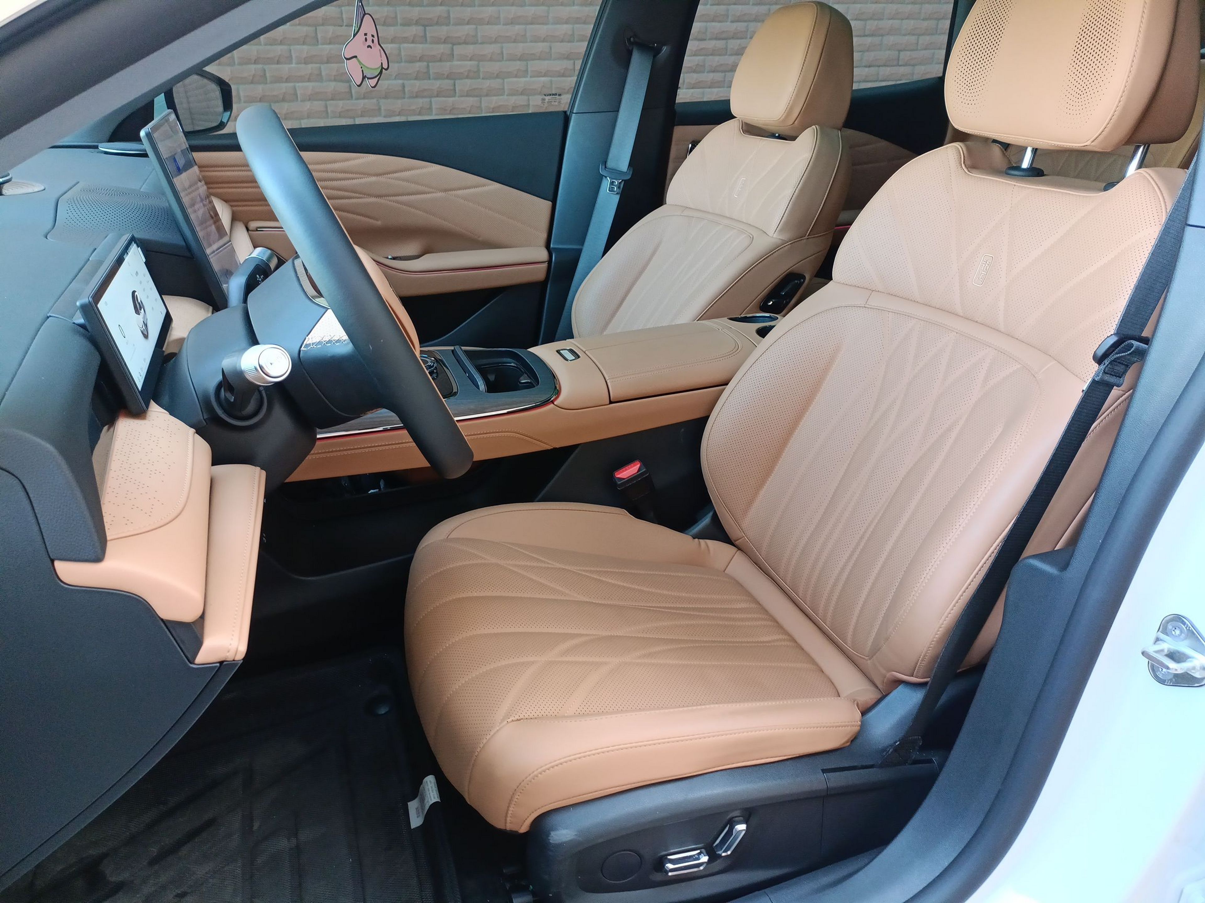 المقاعد الأمامية داخل السيارة