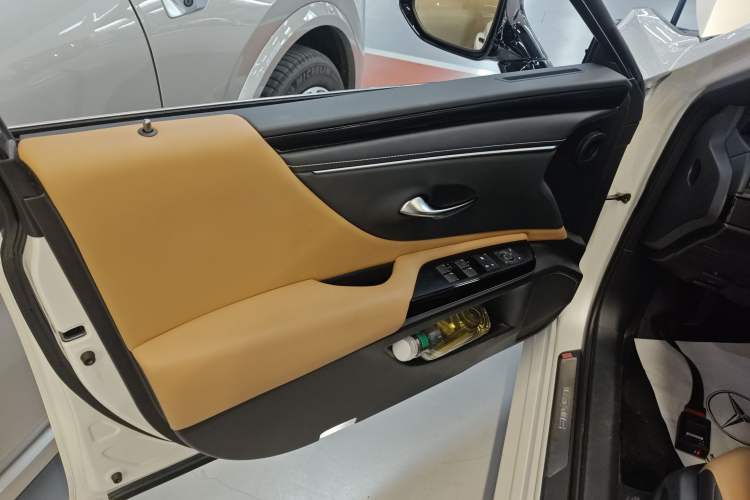 Used Lexus ES 2023 200 Excellence Edition
