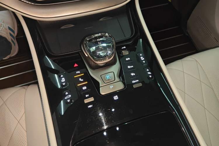 Used Denza D9 2022 DM-i 970 Four-Wheel Drive Prestige Model
