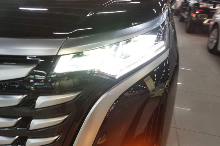 Used Denza D9 2022 DM-i 1040 Prestige Model
