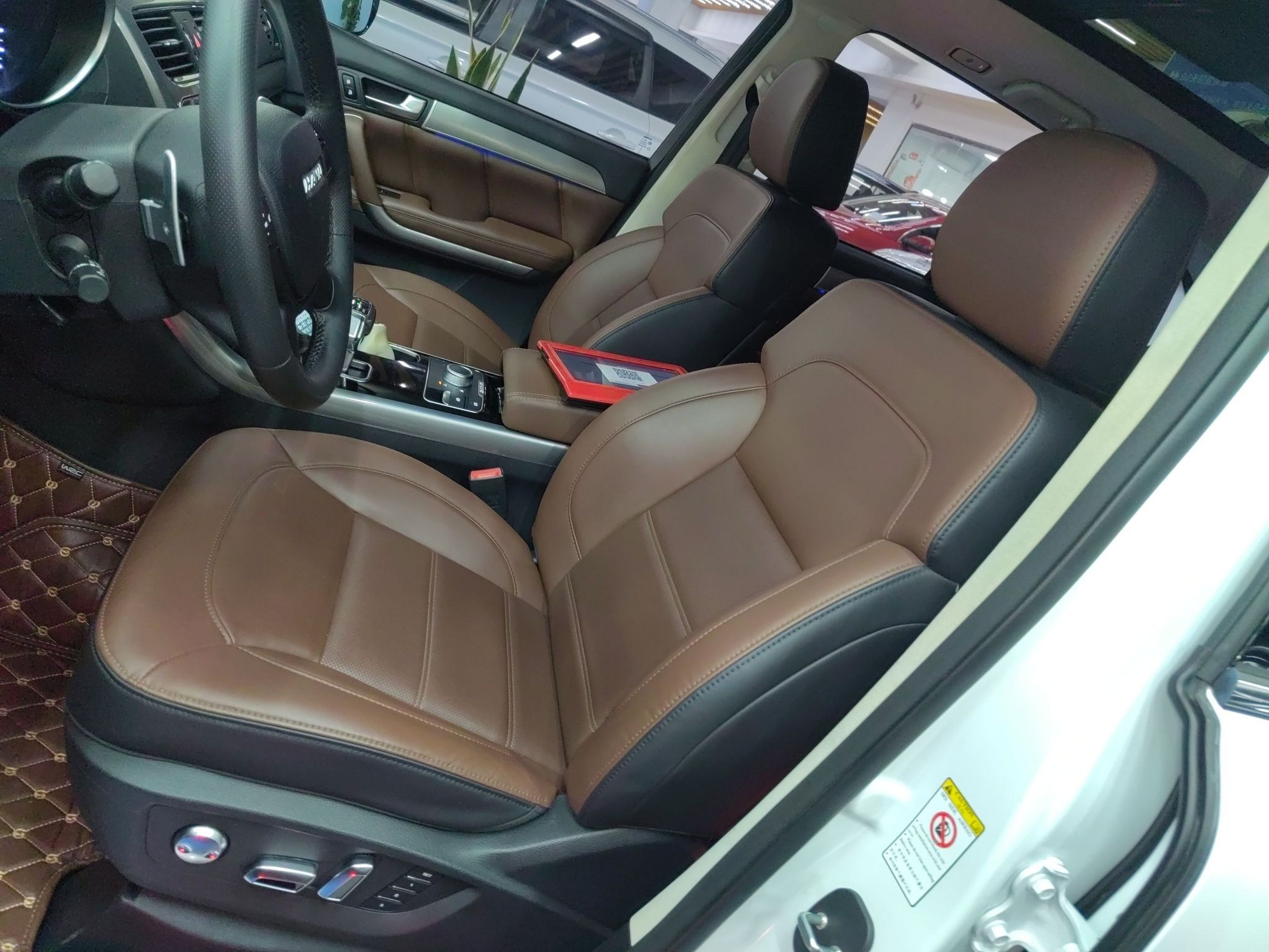 المقاعد الأمامية داخل السيارة