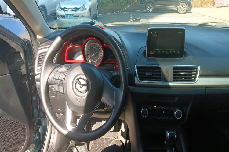 Used Mazda Mazda 3 Axela 2014 Sedan 1.5L Automatic Luxury Model