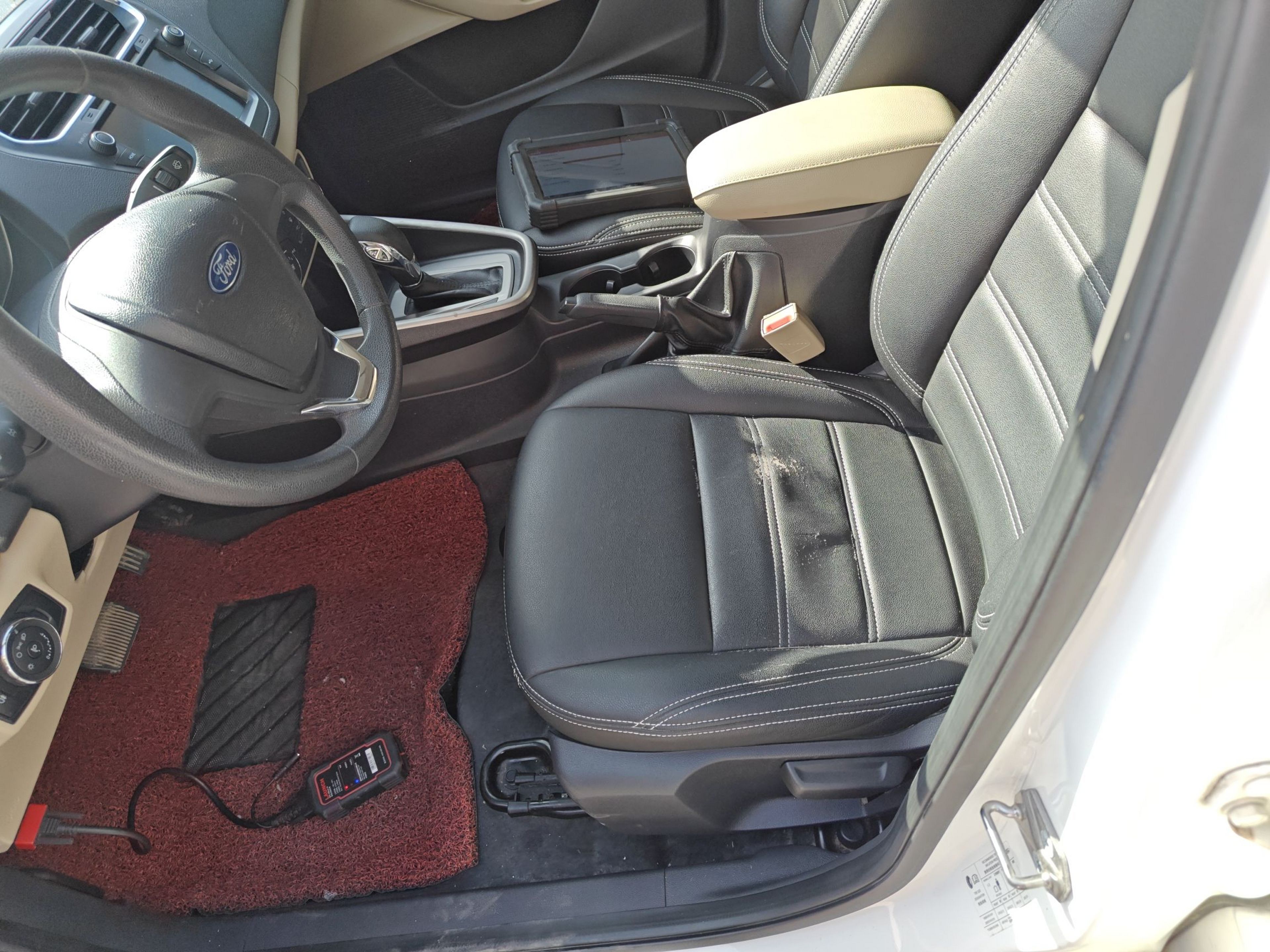 Переднее сиденье в автомобиле