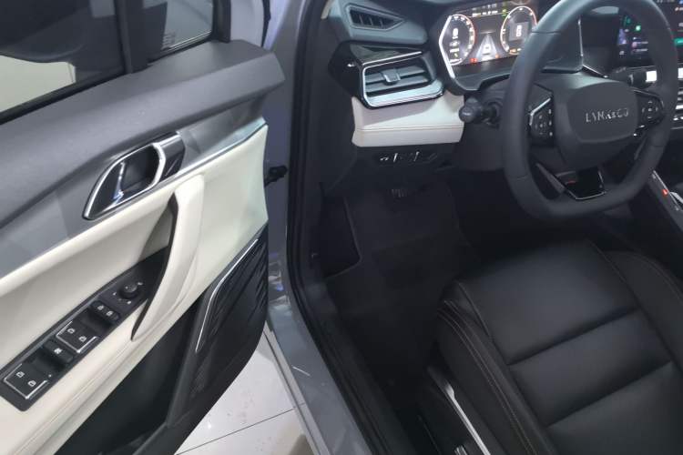 Used Lynk & Co 06 EM-P 2023 1.5T Remix PHEV Pro
