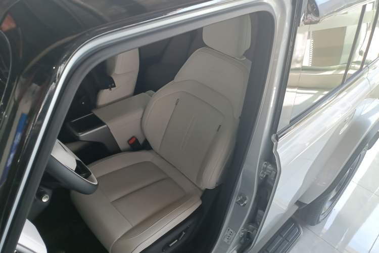 Used  V23 2025 401 Two-Wheel Drive Intelligent Driving Version
