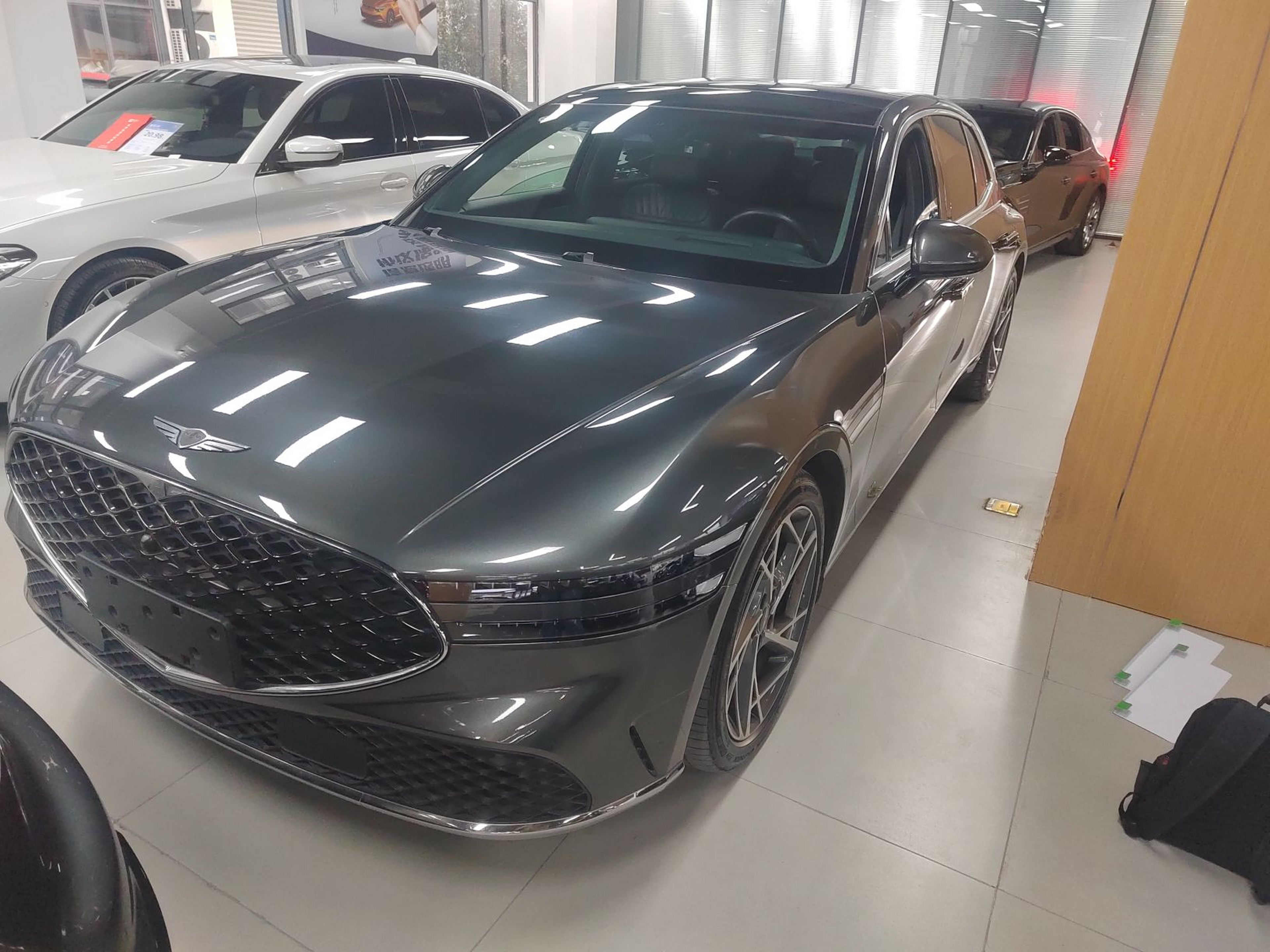 تحت مقدمة السيارة