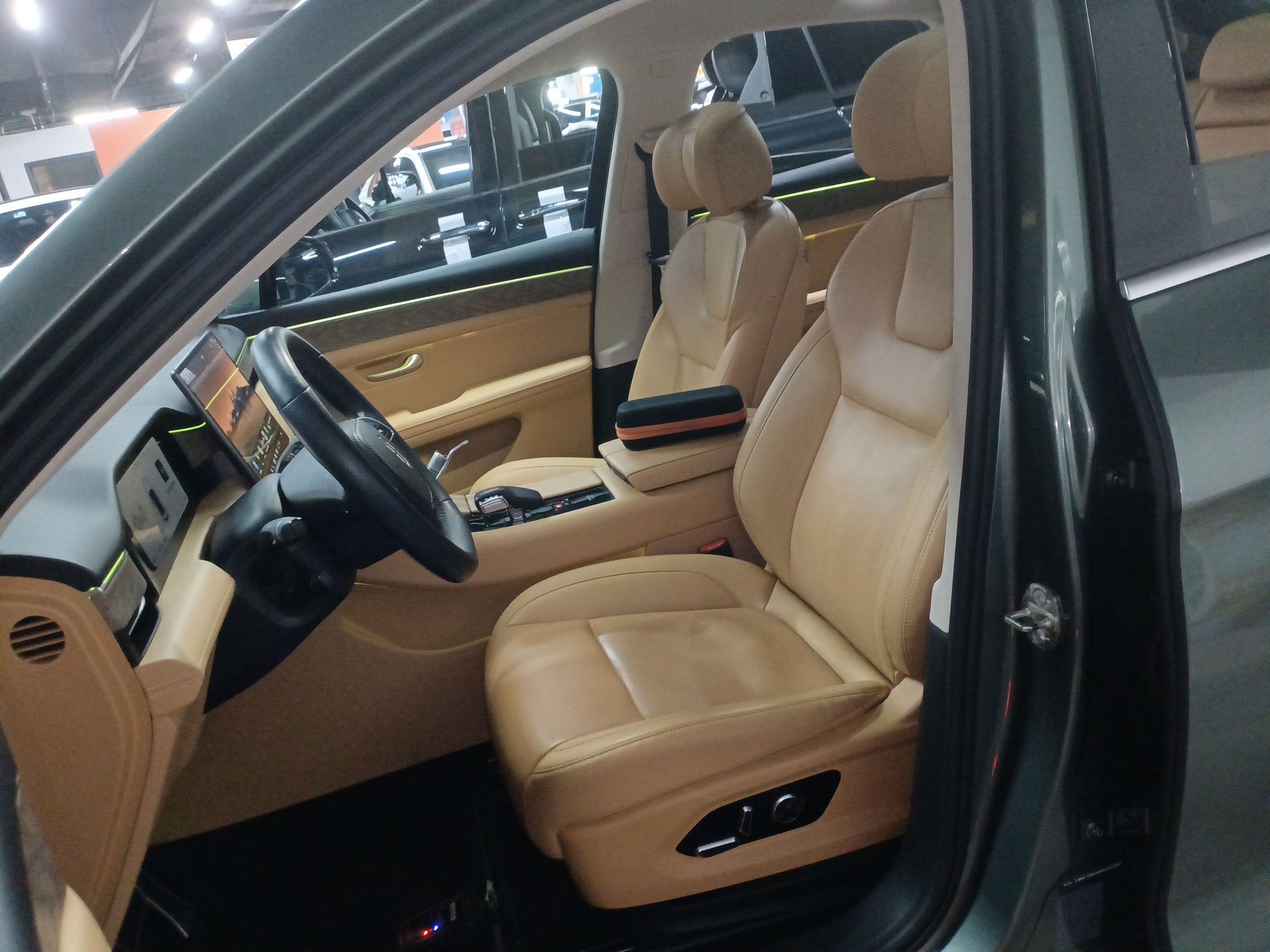 Переднее сиденье в автомобиле