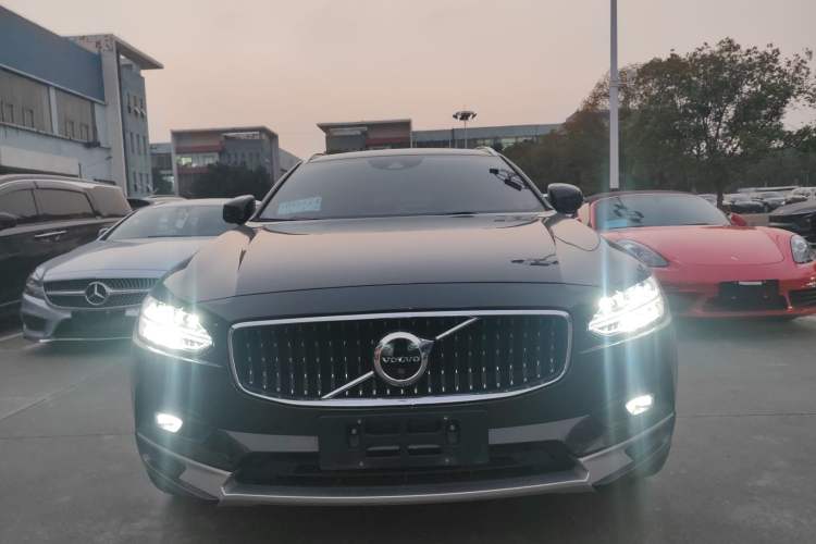 Used Volvo V90 2021 Cross Country B5 AWD Prestige Edition