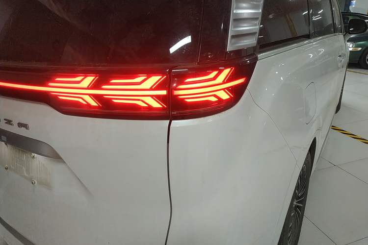 Used Denza D9 2022 DM-i 970 Four-Wheel Drive Prestige Model
