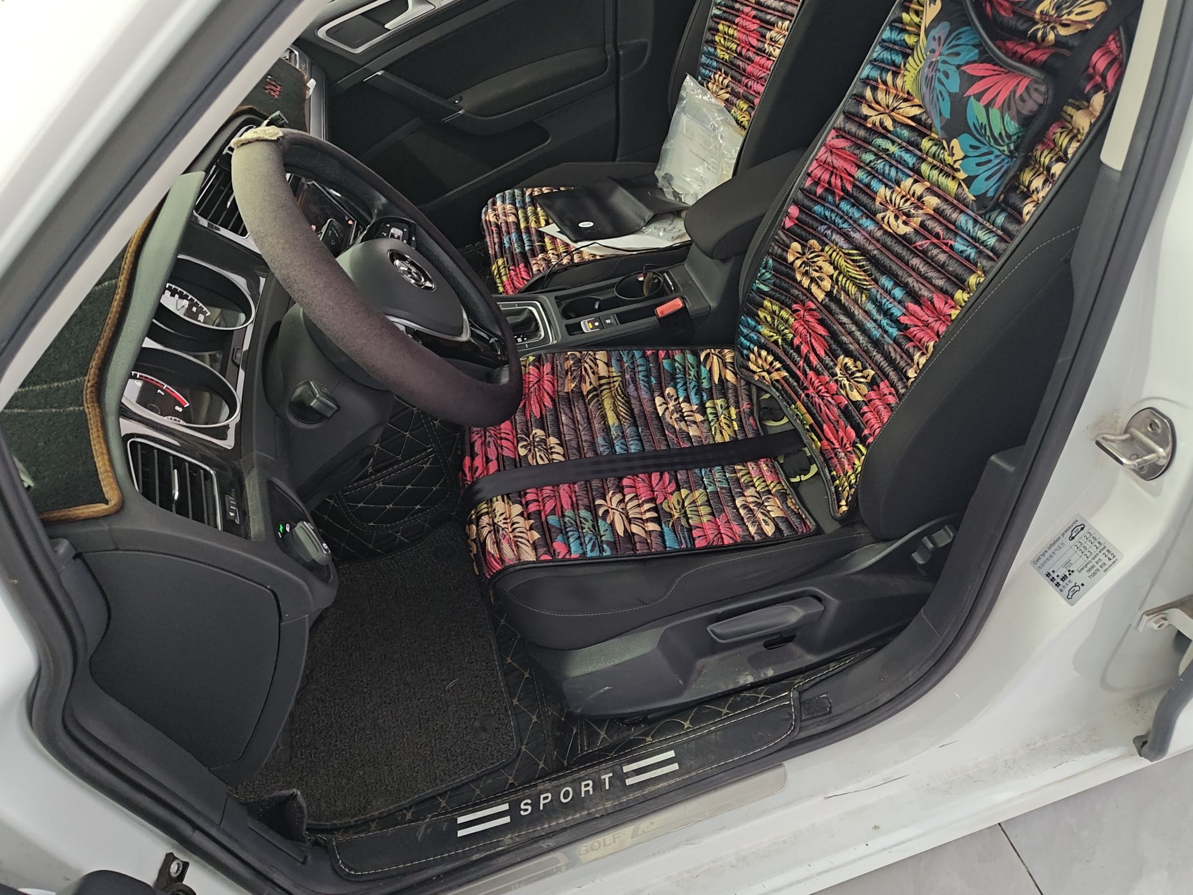 المقاعد الأمامية داخل السيارة