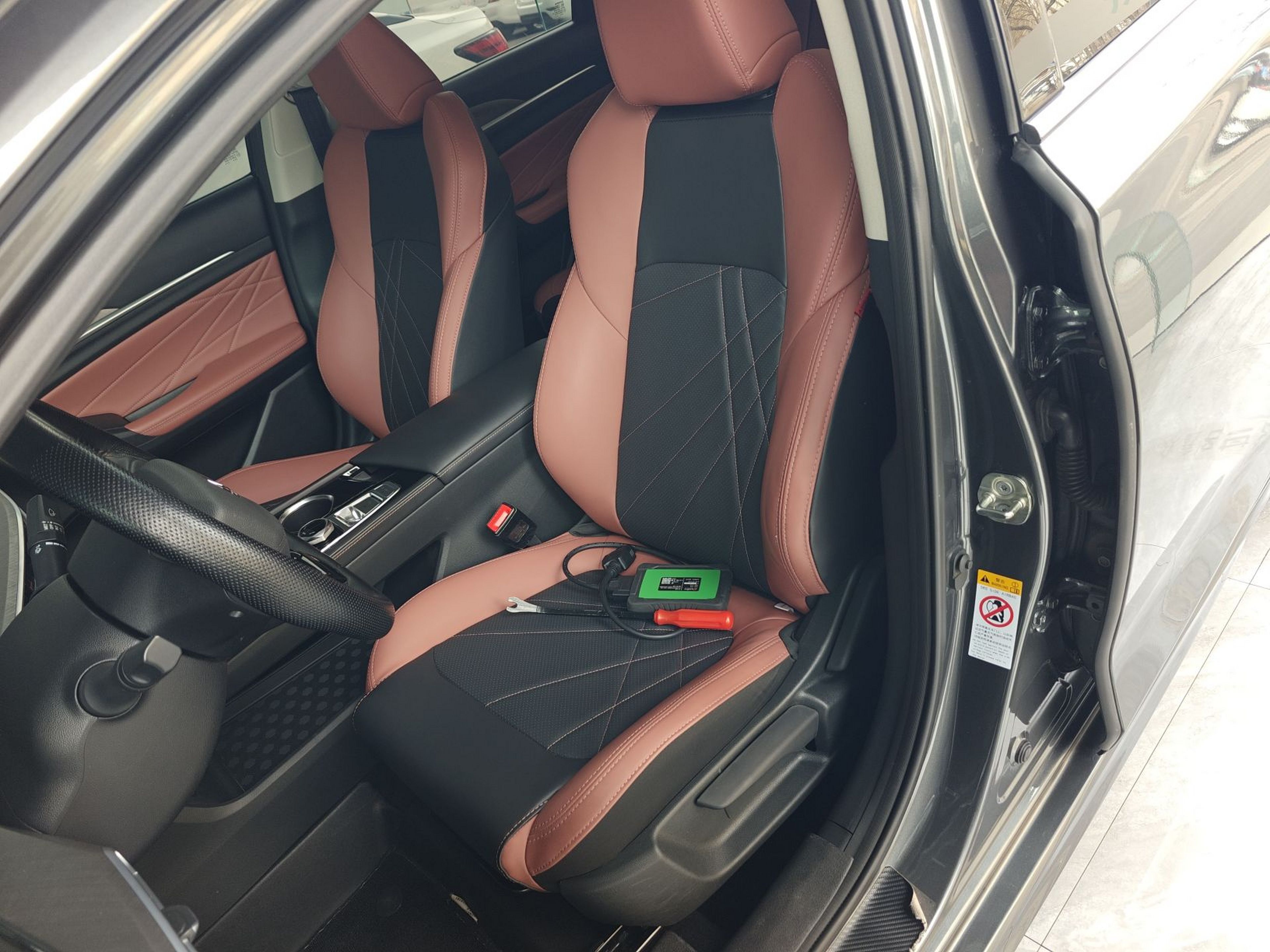 Переднее сиденье в автомобиле