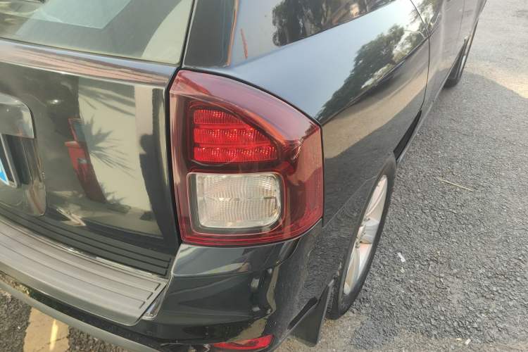 Used  Compass 2015 2.0L two-wheel drive sport version
