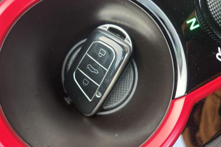 Used Chery Little Ant 2022 Revised Version Sweet Pink Edition Half-Sugar Version Lithium Iron Phosphate 30.7 kWh 30 kW 301 km
