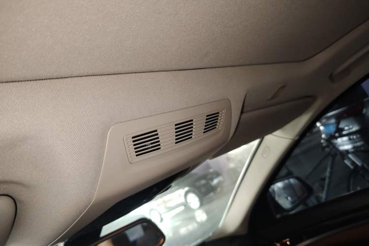 Used BMW 5 Series 2014 520Li Elegant Model
