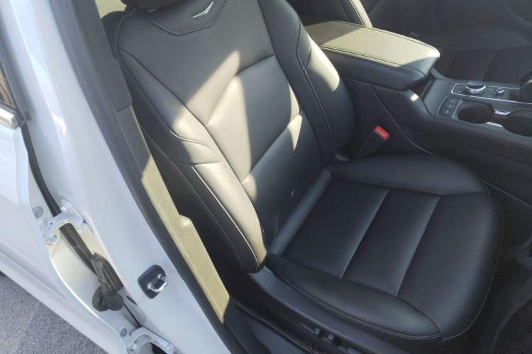 Used Cadillac XT4 2021 28T Two-Wheel Drive Leading Version
