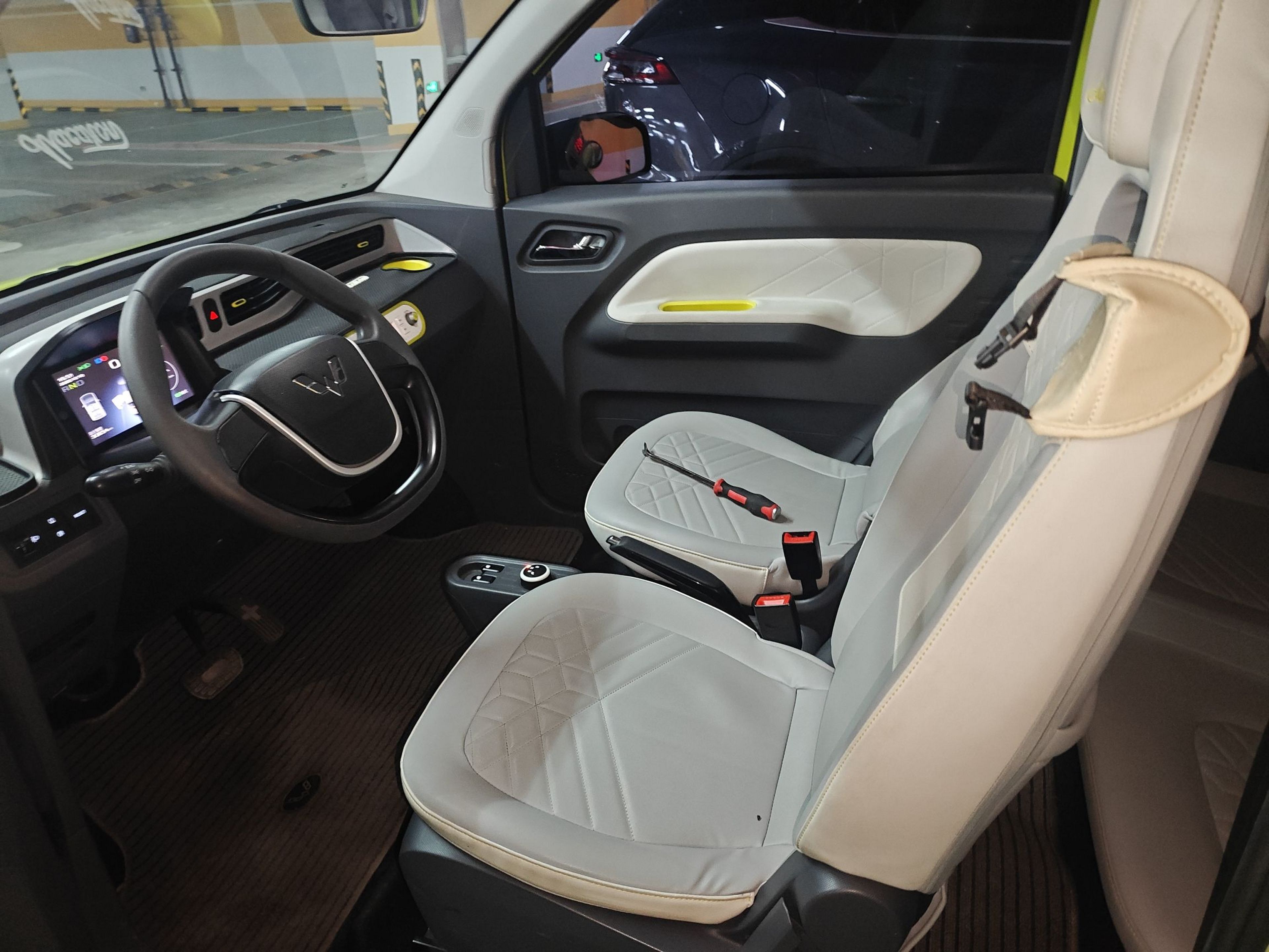 Переднее сиденье в автомобиле