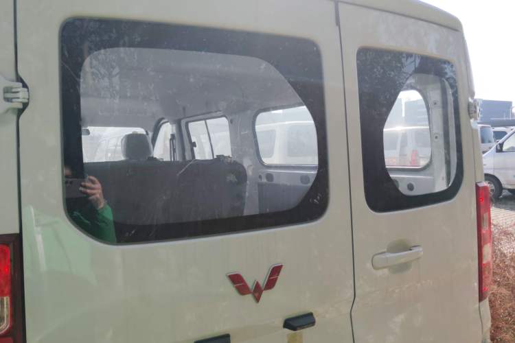 Used Wuling Yangguang 2024 300KM Comfort Version Passenger Van 75kW
