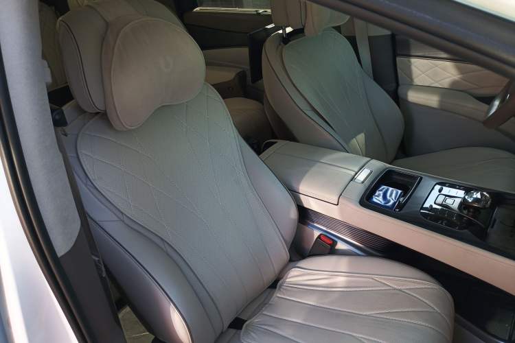 Used Denza D9 2022 DM-i 970 Four-Wheel Drive Flagship Model
