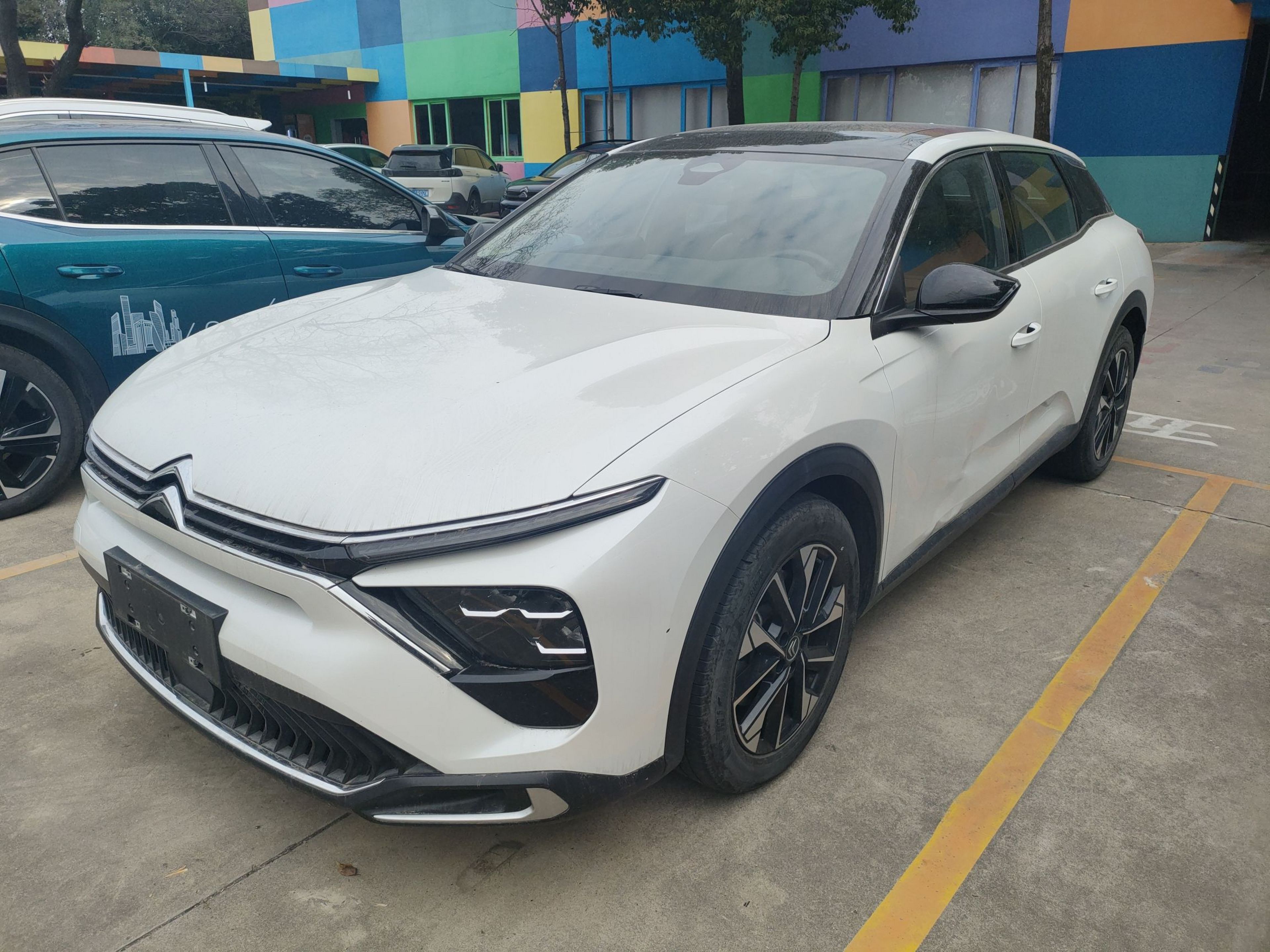 تحت مقدمة السيارة