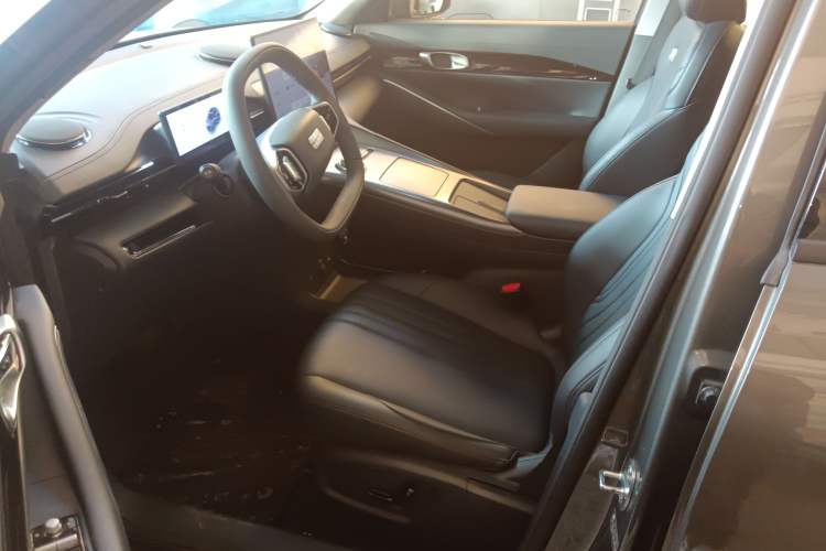 Used  E5 2024 440km Launch Edition
