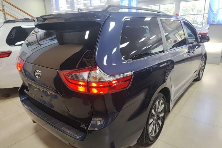 Used Toyota Sienna 2019 3.5L Two-Wheel Drive LE Trim 7 Seats U.S. Specification
