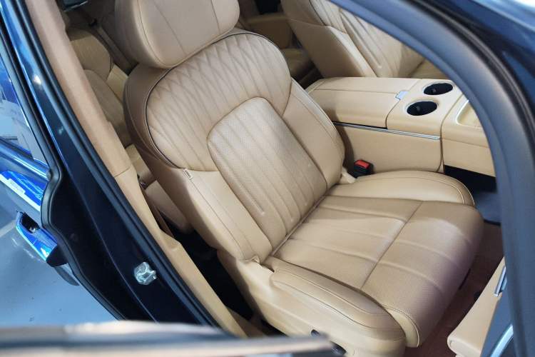 Used VOYAH Dream 2025 PHEV Four-Wheel-Drive Flagship Kunpeng Edition
