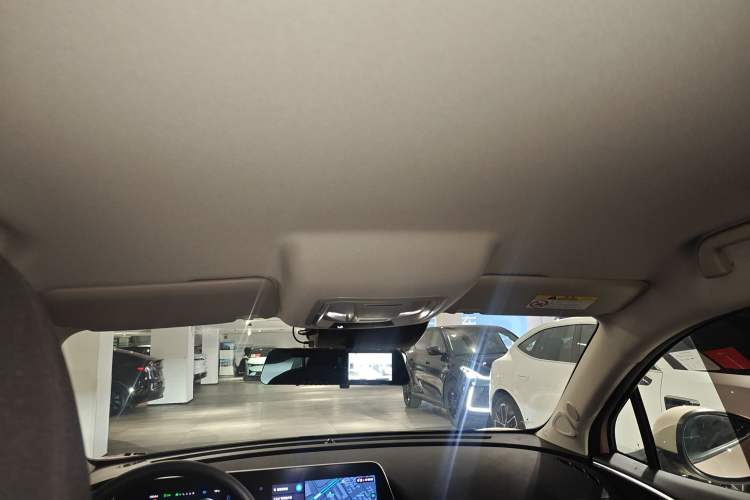 Used ORA Good Cat 2023 401 km Standard Range Comfort Version Lithium Iron Phosphate
