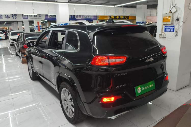 Used  Cherokee 2017 2.4L Professional Edition
