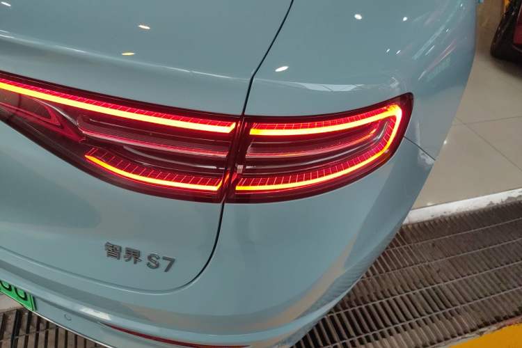 Used Hima Luxeed S7 2025 705 km Max
