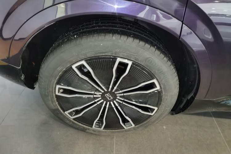 Used  07 2024 Ultra Range-Extended Four-Wheel Drive